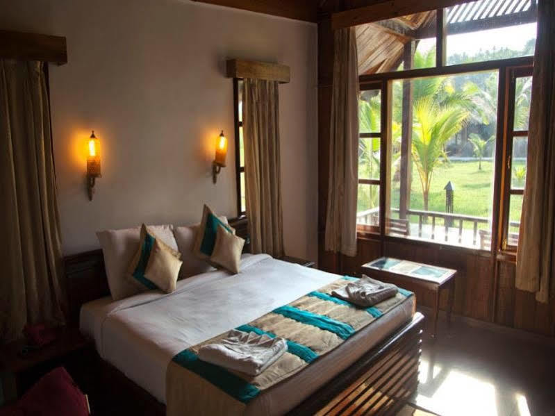 Symphony Palms Beach Resort And Spa Govind Nagar Exterior foto