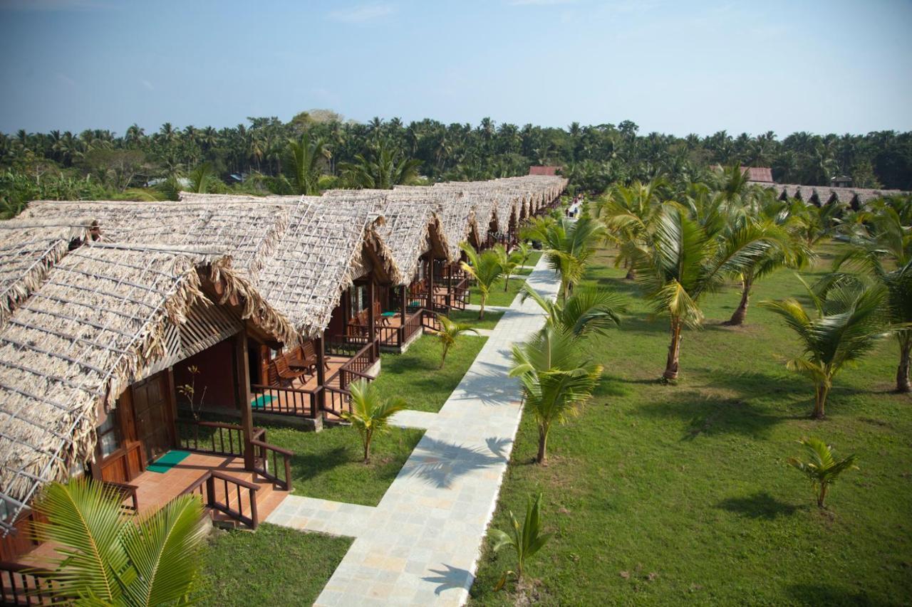 Symphony Palms Beach Resort And Spa Govind Nagar Exterior foto