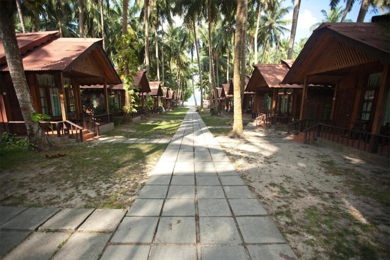 Symphony Palms Beach Resort And Spa Govind Nagar Exterior foto